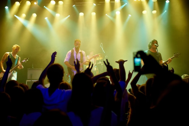 Jovens entrando na música em um show incrível o melhor show ao vivo