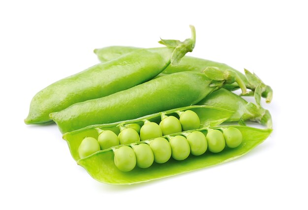 Jovens ervilhas verdes close-up. Vegetais verdes.