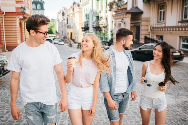 Jovens estão andando juntos na rua e conversando entre si