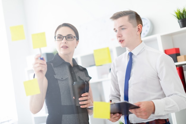 Jovens estão discutindo no escritório perto do Conselho com adesivos.