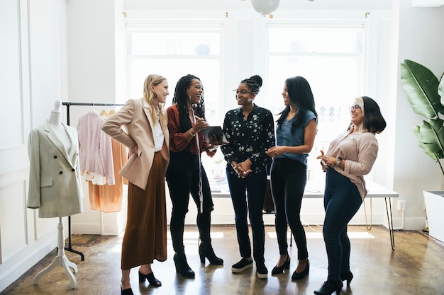 Jovens estilistas em uma boutique