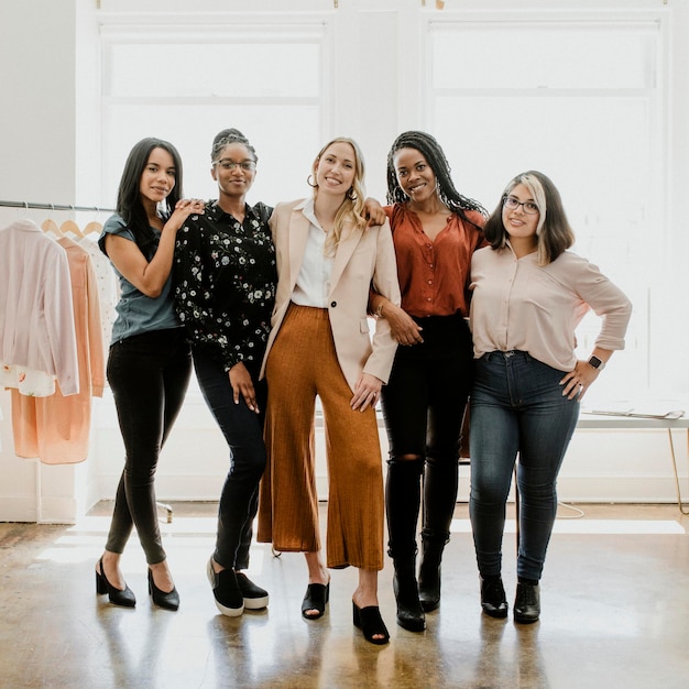 Jovens estilistas em uma boutique