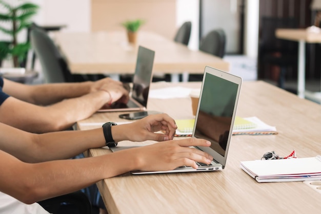 Jovens estudando no laptop sentado no escritório. Educação online, trabalho de escritório, aula de informática