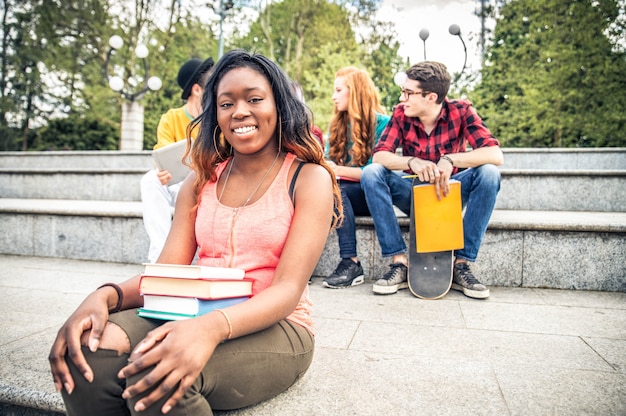 Foto jovens estudantes ao ar livre