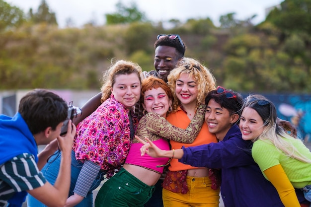 Jovens estudantes com diferentes estilos de vida desfrutando