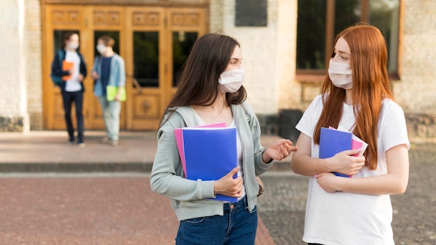 Jovens estudantes com máscaras discutindo