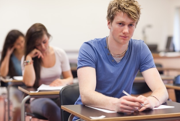 Jovens estudantes com uma prova