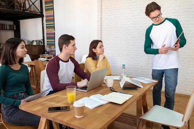 Jovens estudantes durante o estudo em grupo pesquisando juntos