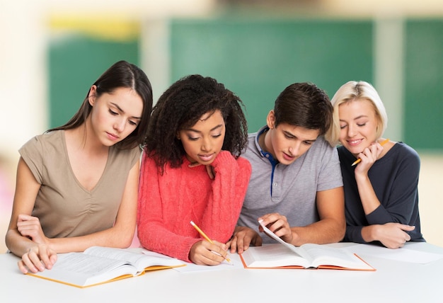 Jovens estudantes estudando juntos em sala de aula