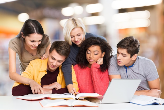 Jovens estudantes estudando no fundo da biblioteca