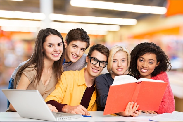 Jovens estudantes estudando no fundo da biblioteca