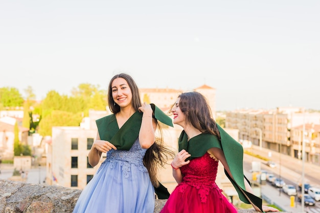 Jovens estudantes hispânicos felizes celebrando a formatura de sucesso com estola em Salamanca, Espanha