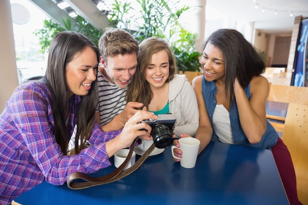 Jovens estudantes olhando para uma câmera