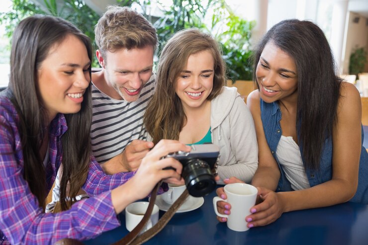 Foto jovens estudantes olhando para uma câmera