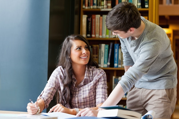 Jovens estudantes se ajudando