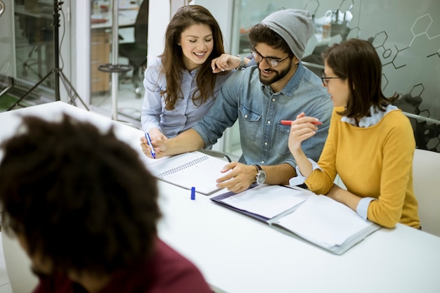 Jovens estudantes sentados na sala de aula