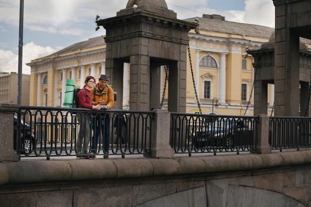 Jovens estudantes turistas verificam a rota no Navigator, em São Petersburgo