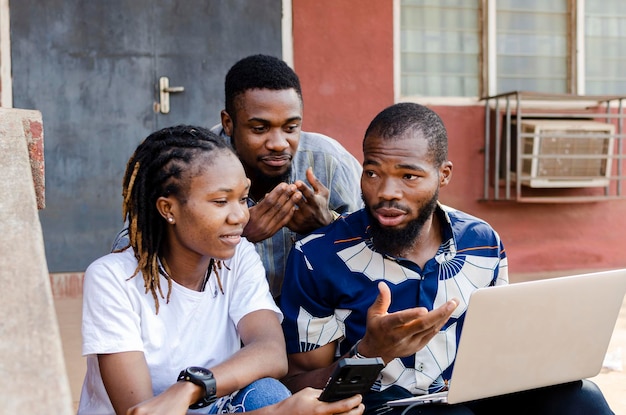 Jovens estudantes universitários da África aprendendo juntos online