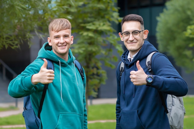 jovens estudantes universitários no parque de verão