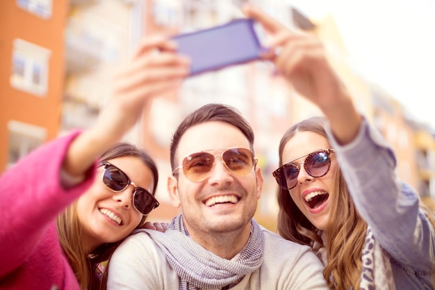 Jovens fazendo selfie