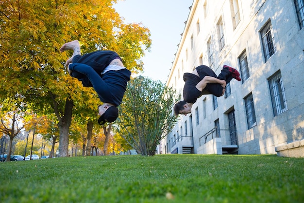 Jovens fazendo um salto de parkour