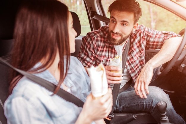 Jovens felizes e pessoas dorgeus estão se olhando