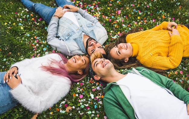 Jovens felizes encontrando-se ao ar livre. grupo de adolescentes alegres se divertindo