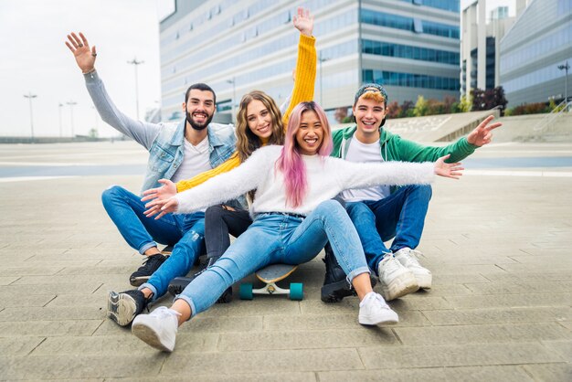 Jovens felizes encontrando-se ao ar livre. grupo de adolescentes alegres se divertindo