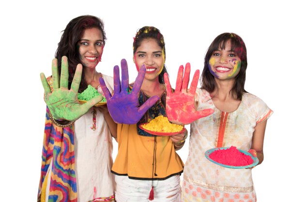 Jovens felizes se divertindo com o pó colorido no festival das cores Holi