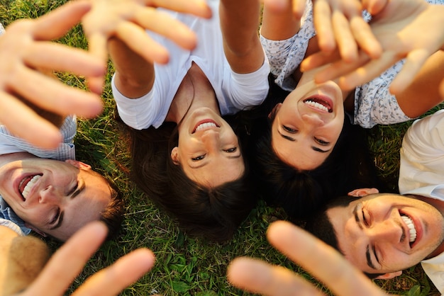 Jovens felizes se divertindo juntos na natureza