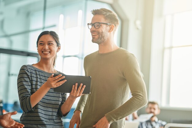 Jovens felizes usando tablet para facilitar a comunicação