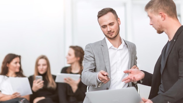 Jovens funcionários discutindo suas ideias no local de trabalho