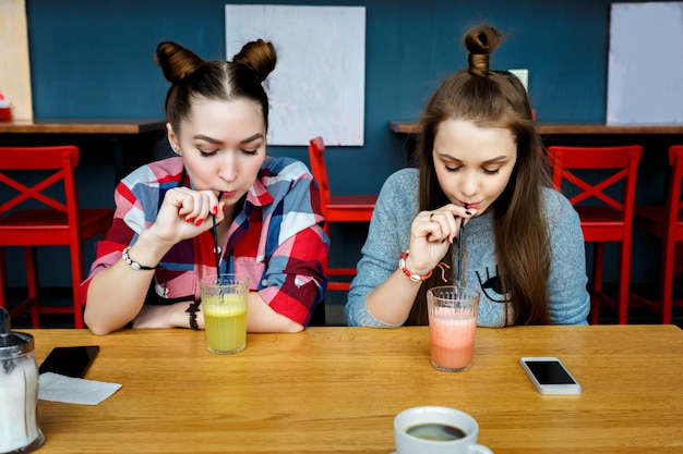 Jovens garotas se divertindo em um café bar