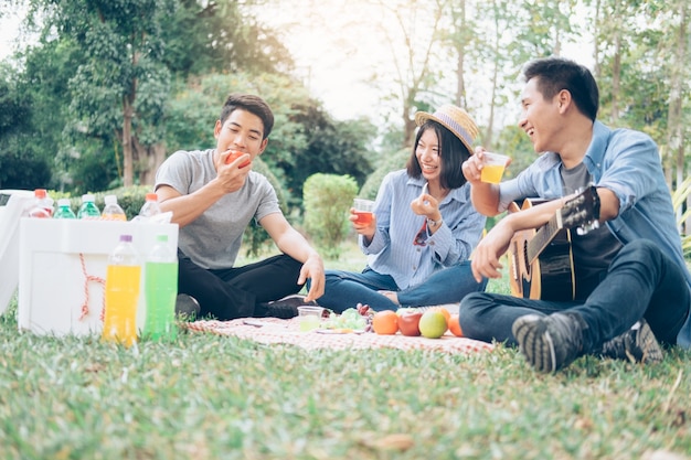 Jovens grupos adolescentes se divertindo em parque juntos.