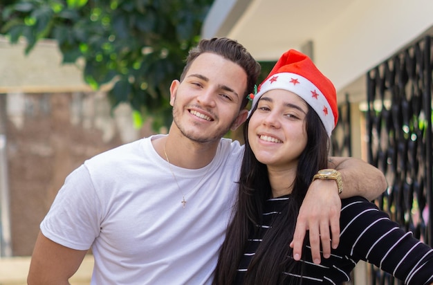 jovens irmãos abraçados mostrando o amor que têm