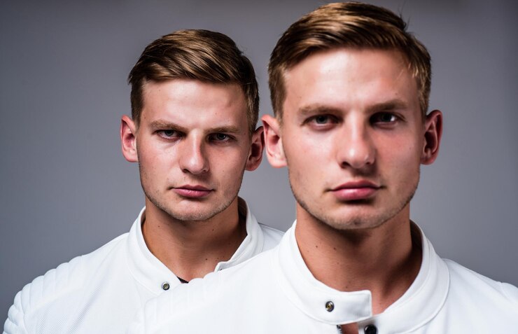 Foto jovens irmãos gêmeos com gêmeos de aparência semelhante