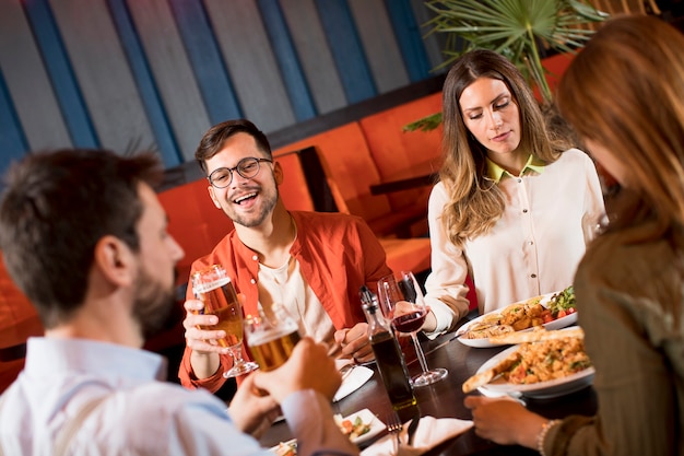 Jovens jantando no restaurante