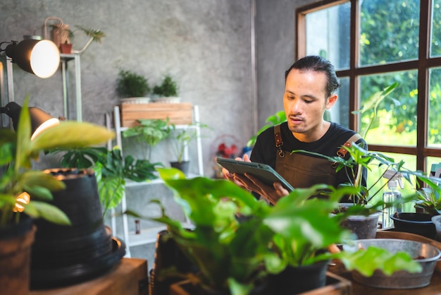 Jovens jardinando uma planta no hobby em casa estilo de vida florista natural no conceito verde