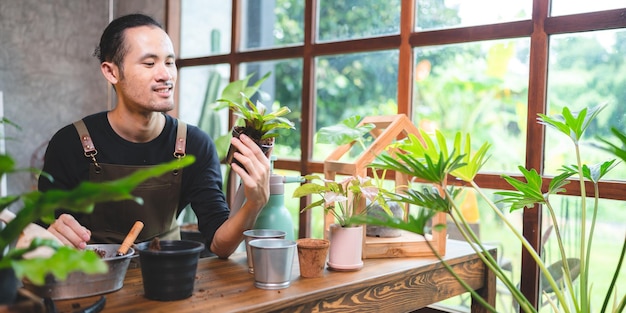 Jovens jardinando uma planta no hobby em casa estilo de vida florista natural no conceito verde