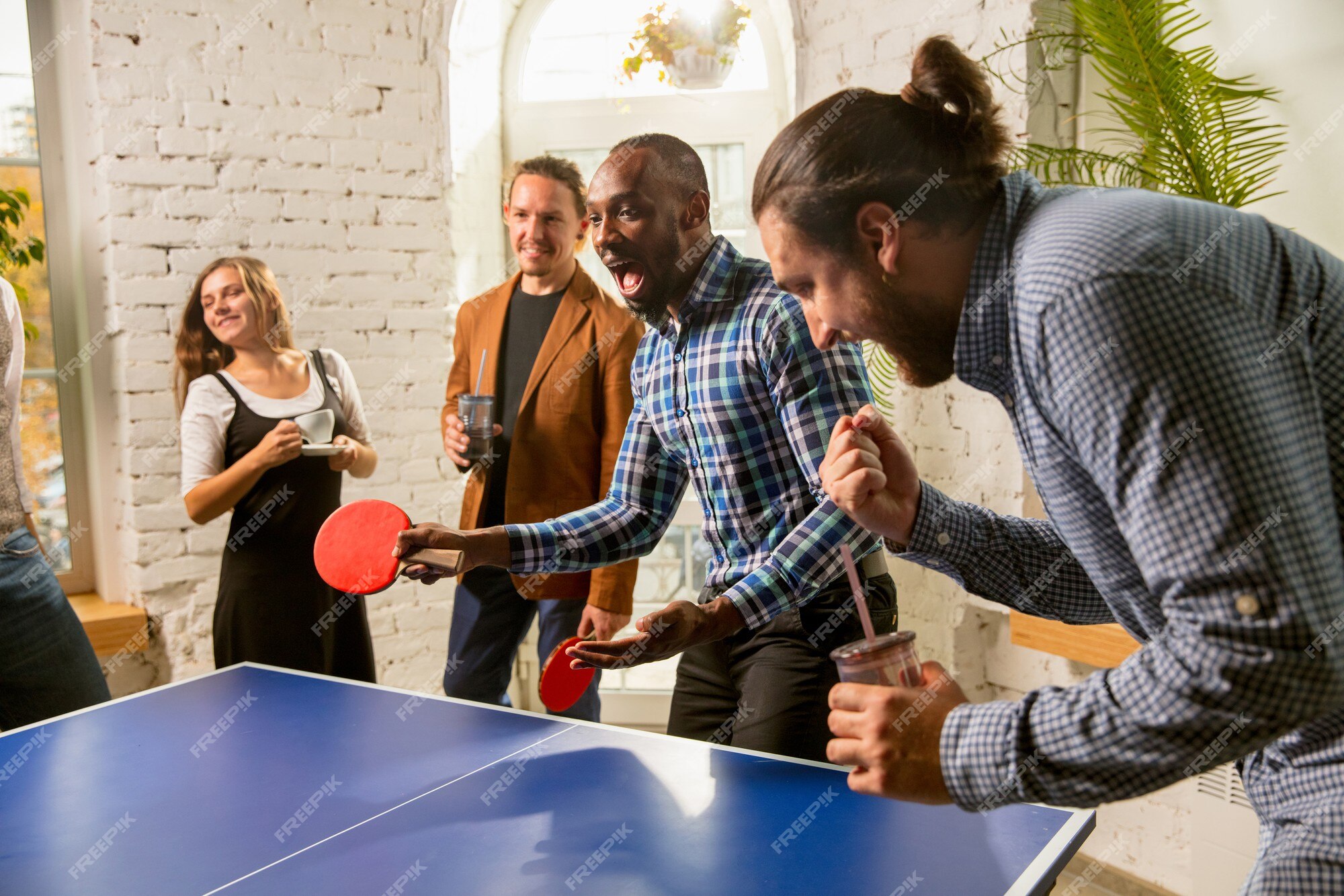 JOGANDO PING-PONG COM AMIGOS 