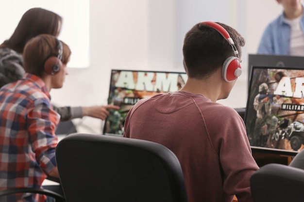 Jovens jogando videogame em torneio