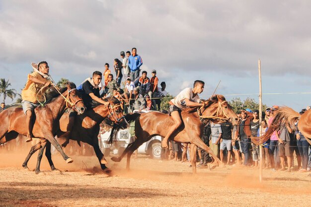 Jovens jóqueis em corredores de cavalos na cultura tradicional de corrida de cavalos Hus de Rote Island East Nusa Tenggara Indonesia Rote Indonesia 27 de março de 2020