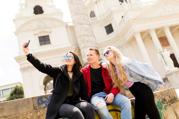 Jovens, levando, selfie, em, viena, áustria