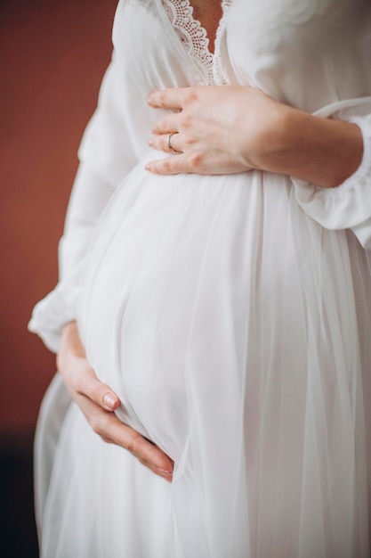 Jovens lindas mulheres grávidas segurando sua barriga