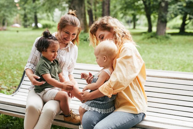 Jovens mães felizes no parque