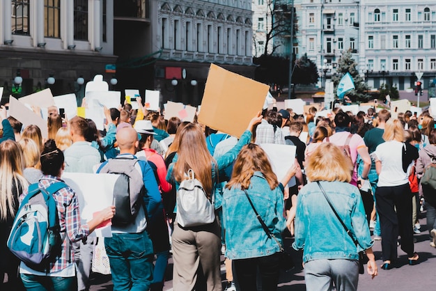 Jovens marchando no protesto de rua. Participe de uma marcha. Corrida. Movimento. Protesto na cidade