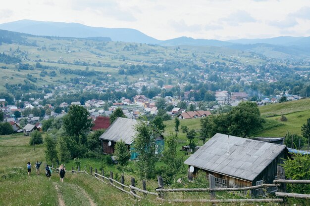 Jovens mochileiros descendo das montanhas