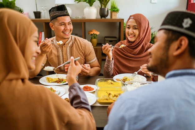 Jovens muçulmanos asiáticos jantando juntos iftar