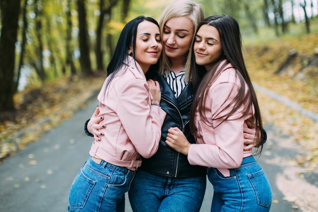 Jovens mulheres abraçando no parque