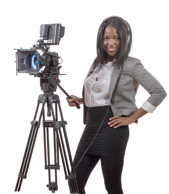 Jovens mulheres afro-americanas com câmera de vídeo profissional e fone de ouvido